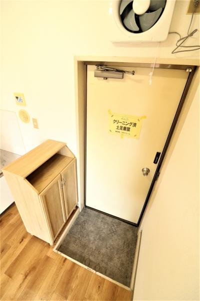 玄関　別の部屋より