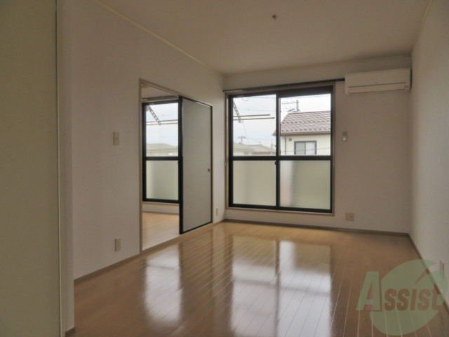 居室・リビング　１１．５帖のＬＤＫです。広々としてきれいですね。