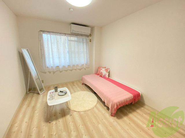 居室・リビング　６．５帖の洋室になります。床も壁紙もきれいですよ！