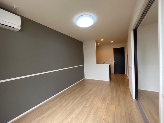 居室・リビング　明るい9.4帖のLDKです