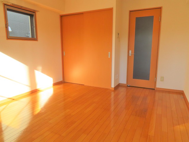 居室・リビング　☆二面採光の洋室７．１帖です☆