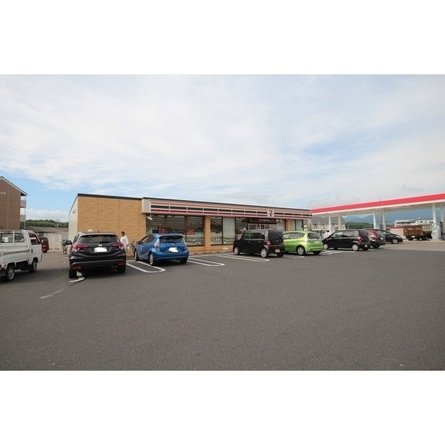 コンビニ　セブンイレブン津山高野店（コンビニ）まで400m
