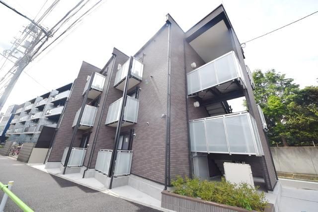 建物外観　閑静な住宅街にある鉄骨造のマンションです