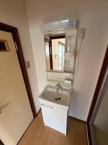 洗面設備　ゆったりとスペースのある洗面所