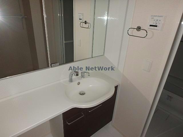 洗面設備　同型モデルのお部屋になります。