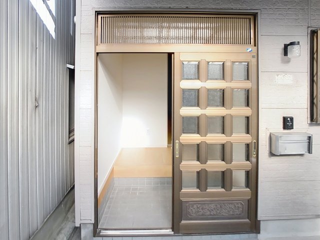 玄関　現況が相違する場合は現況を優先します。2025年12月撮影。