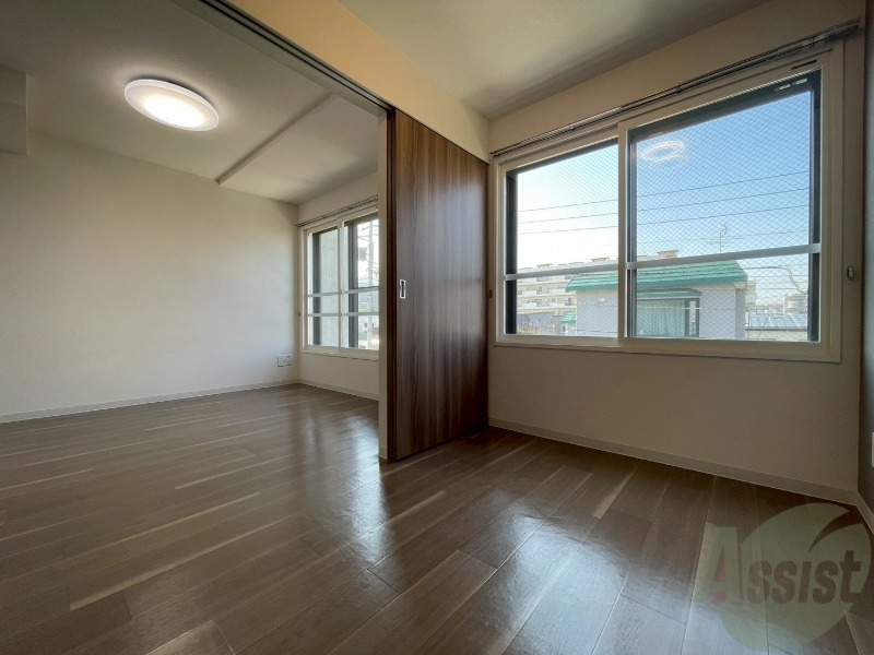 その他部屋・スペース　戸を閉めるとリビングと区切られた寝室にすることができますよ。