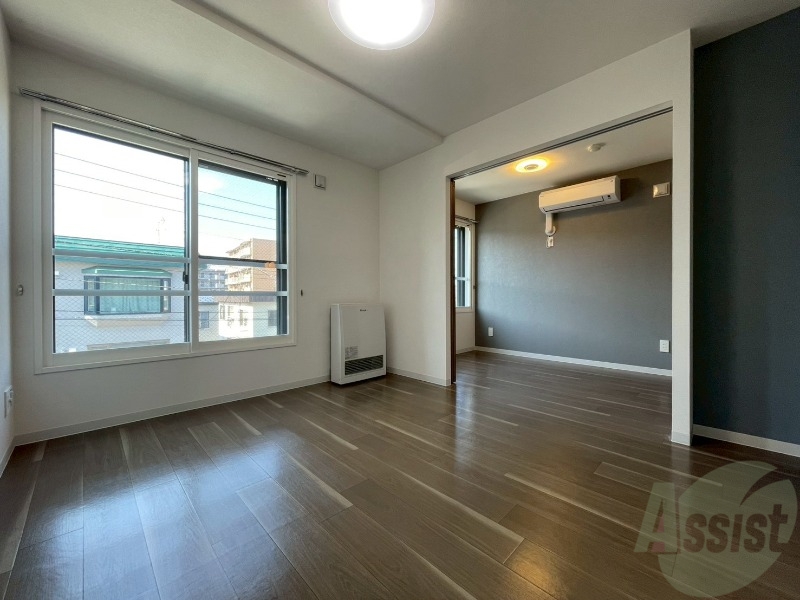 居室・リビング　エアコン付きで快適なリビングになっております！