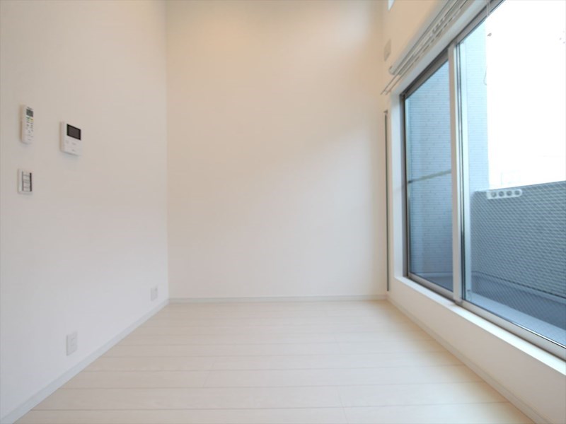 バルコニー　洋室5.5帖　ロフト4.9帖（収納にも寝室にも使えます）