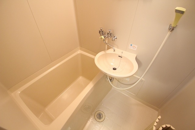 バス・シャワールーム　同物件、別号室のものです。