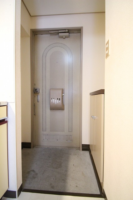 玄関　同物件、別号室のものです。