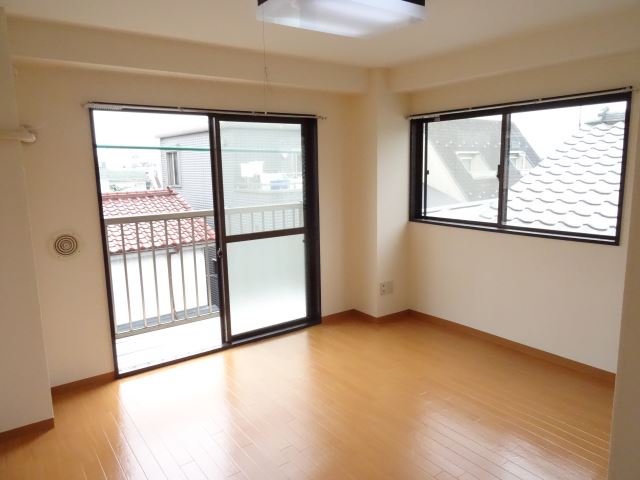 居室・リビング　南東向きで日当たり良好