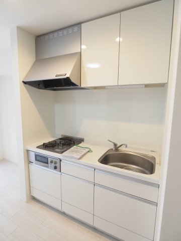 キッチン　※同物件の別部屋参考写真です　白を基調とした清潔感のあるキッ
