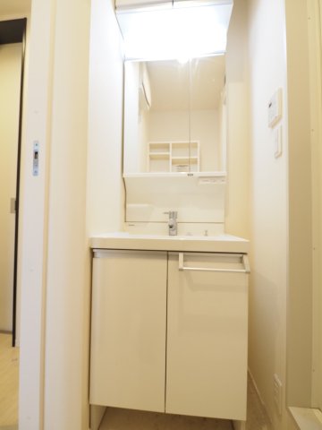洗面設備　※同物件の別部屋参考写真です　収納も兼ね備えており、身支度も