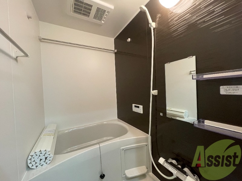 バス・シャワールーム　浴室乾燥、追い焚き機能がついてます。便利ですね～