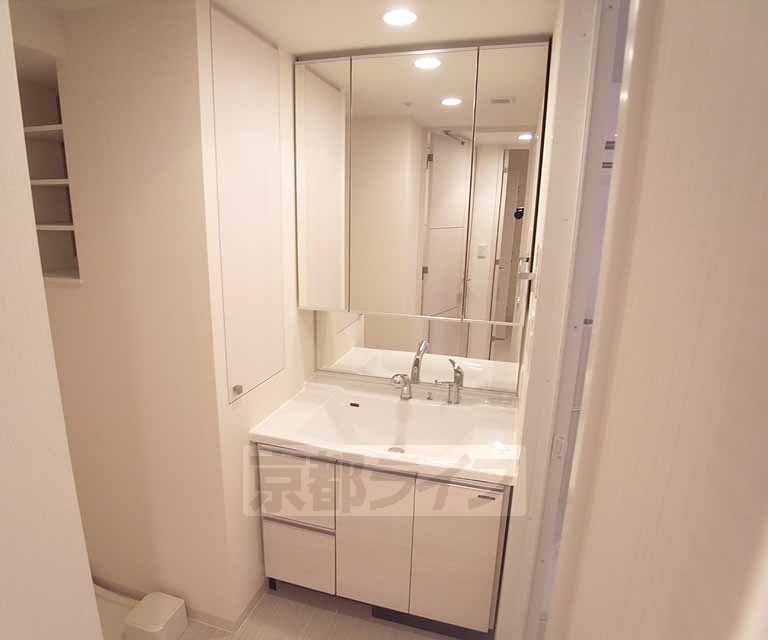 洗面設備　鏡が大きいのがうれしいですね