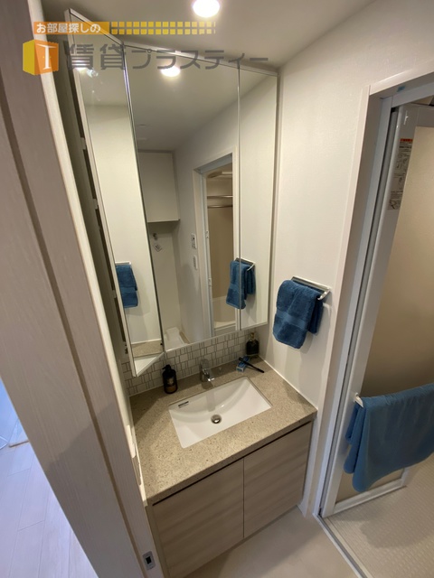 洗面設備　３面鏡タイプの独立洗面台です。モデルルーム仕様。