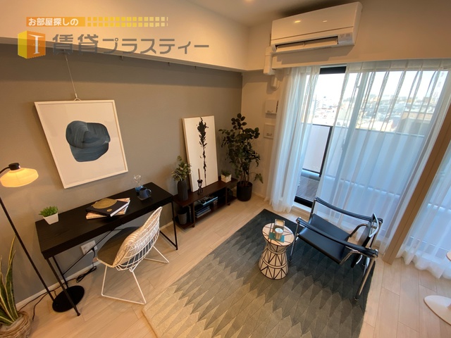 居室・リビング　オシャレな空間で新生活を…。モデルルーム仕様。