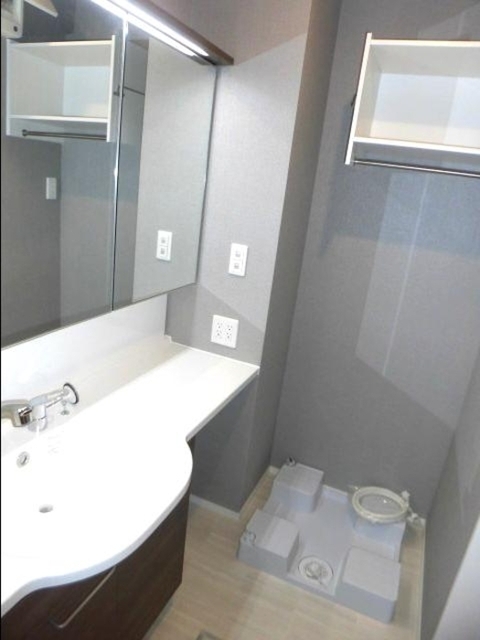 トイレ　１０２　温水洗浄暖房便座