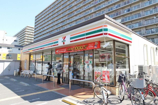 コンビニ　セブンイレブン大阪三国本町3丁目店（コンビニ）まで355m
