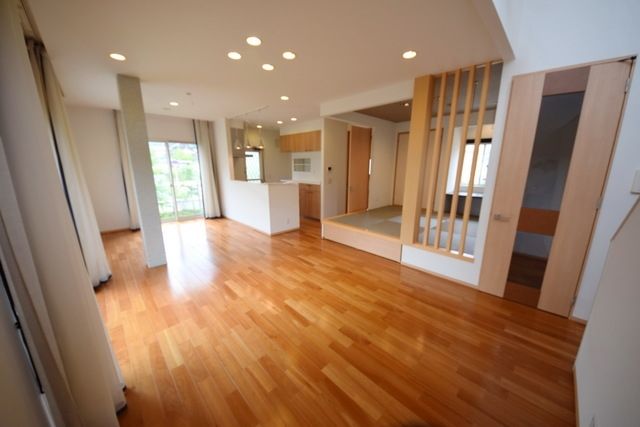 居室・リビング　★開放的な２０帖のリビングになります★