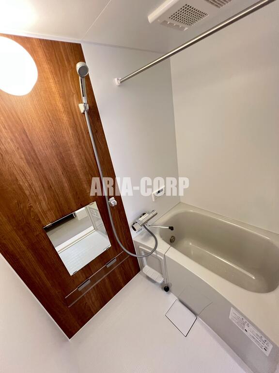 バス・シャワールーム　追焚き浴室乾燥付。カラーパネル採用でお洒落なバスルームです。