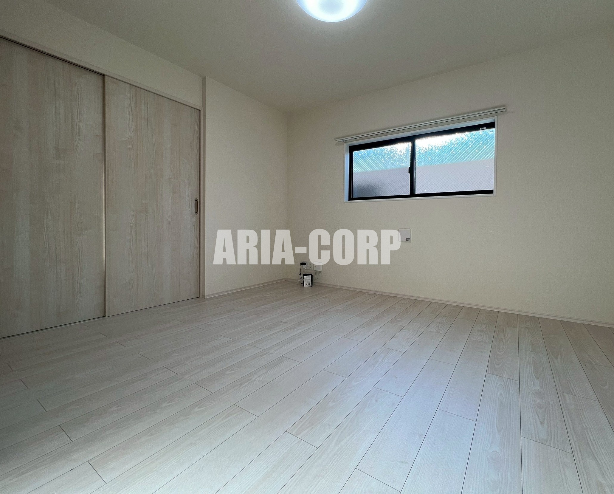 居室・リビング　白を基調としたお洒落なお部屋！奥行きたっぷりの空間です♪