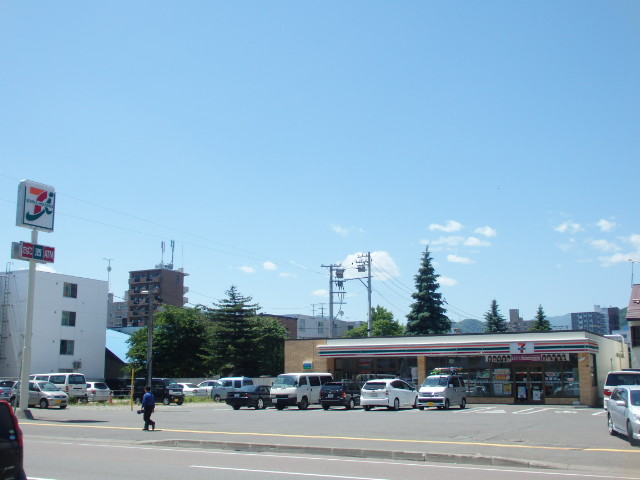 コンビニ　セブンイレブン（コンビニ）まで103m