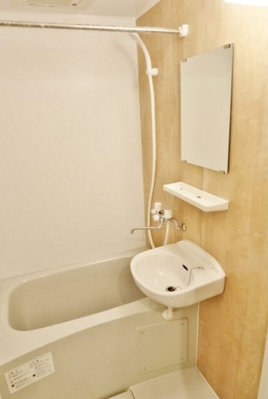 バス・シャワールーム　コンパクトで使いやすいお風呂です