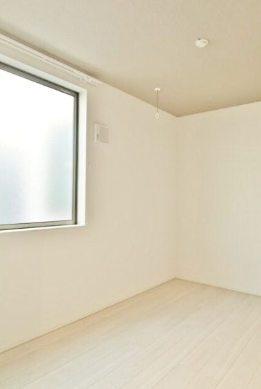 居室・リビング　落ち着いた色調の洋室です