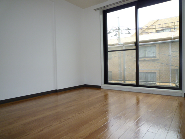 居室・リビング　洋室6.5帖　フローリング　明るい室内