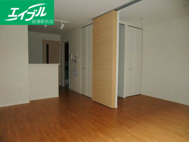 居室・リビング　別の類似物件の写真です。実際とは異なります。