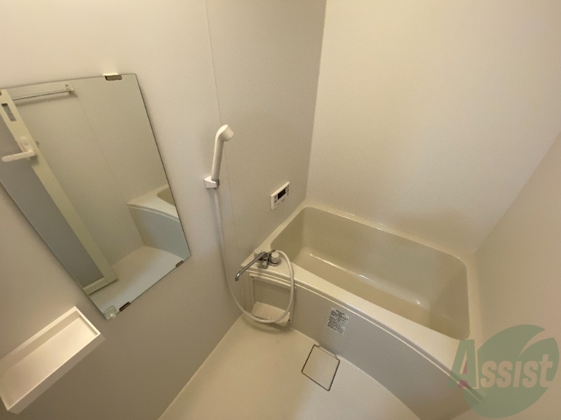 バス・シャワールーム　お風呂は広々としていて、一日の疲れもしっかり取れそう。