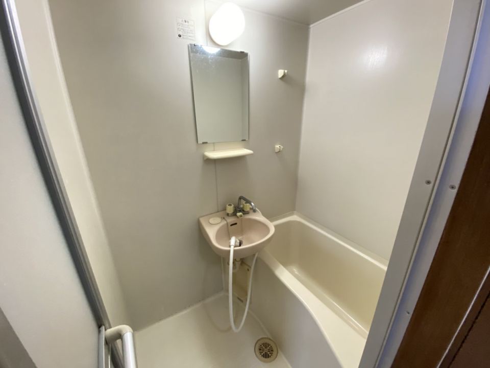 バス・シャワールーム　洗面台と鏡付の浴室です