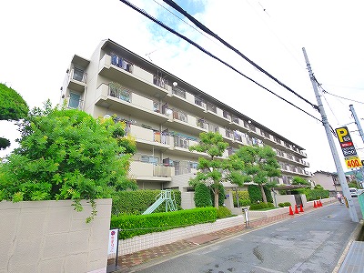 建物外観　分譲マンションらしいしっかりとした外観です。