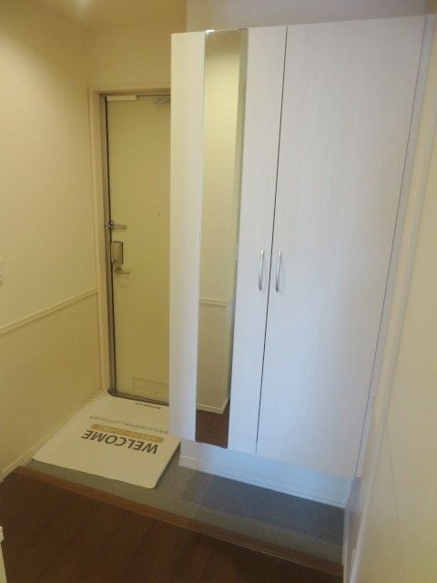 玄関　～シューズボックスの方が目立ちます～