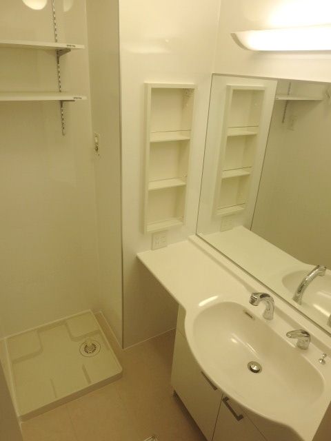 洗面設備　～大きな鏡の洗面台ですね～