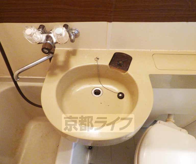 洗面設備　綺麗な洗面台です。