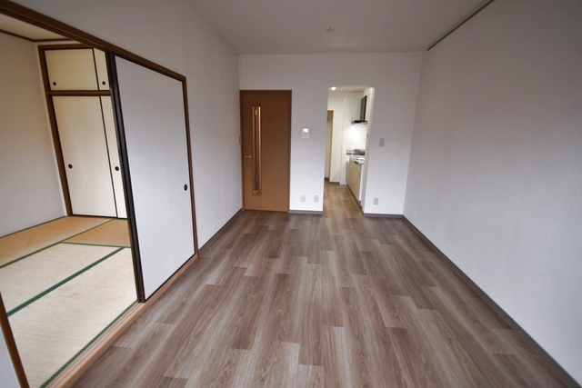 居室・リビング　リビング、お隣は和室です