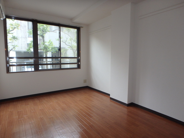 居室・リビング　前面は開けていて明るいお部屋です