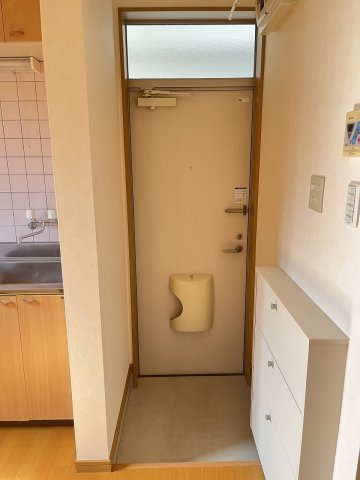 玄関　玄関はコンパクトですが、シューズボックス付いてます！