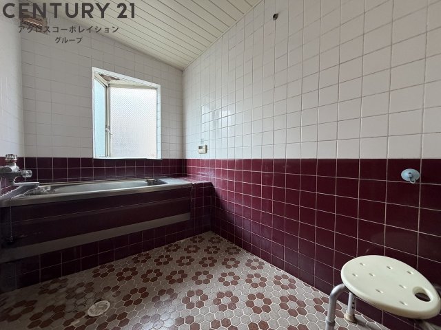 バス・シャワールーム　シンプルなお風呂☆窓付きで換気も楽々！