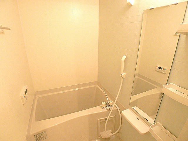 バス・シャワールーム　追い焚き機能、浴室換気乾燥機付きのバスルーム