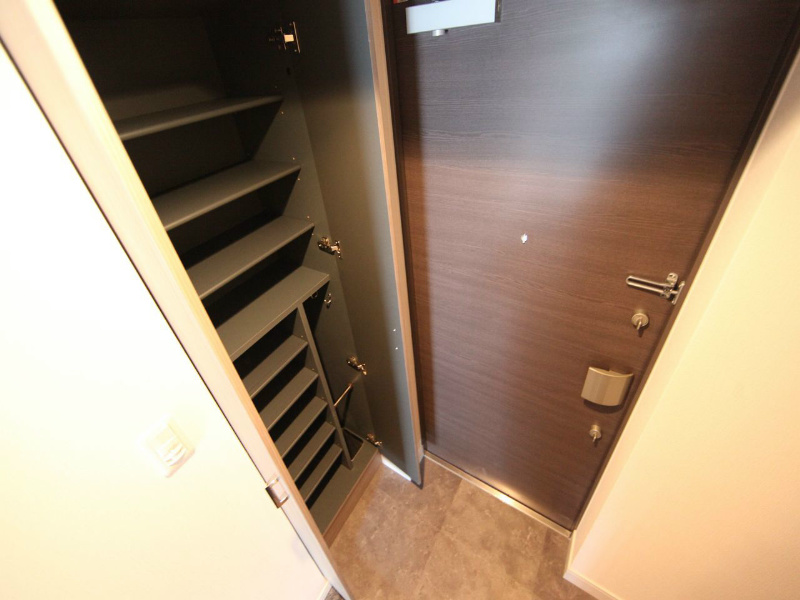 玄関　玄関　シューズボックス付（収納充実してます）