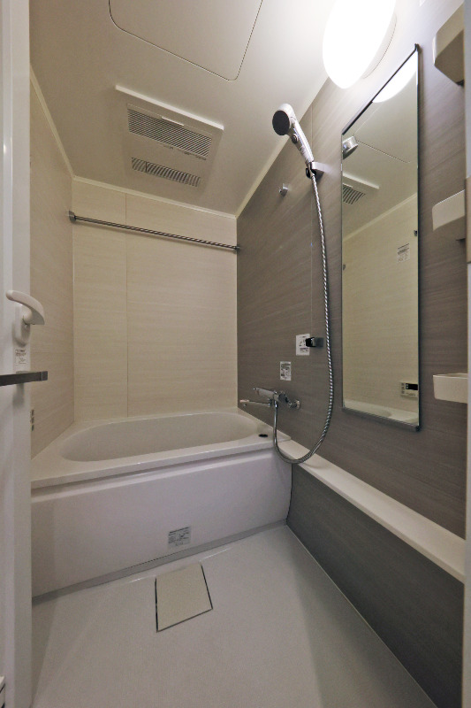 バス・シャワールーム　浴室暖房乾燥機付きバスルーム※同タイプ参考写真