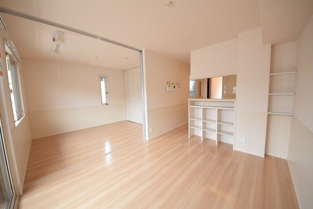 居室・リビング　イメージ。１F写真です。お問合せはタウンハウジングまで！※…