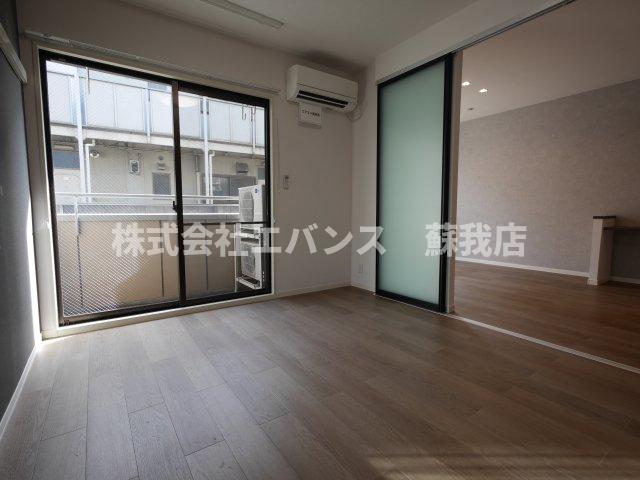 その他部屋・スペース　開放的な寝室です