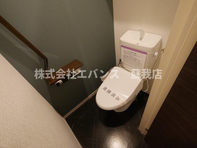 トイレ　落ち着いた色調のトイレです