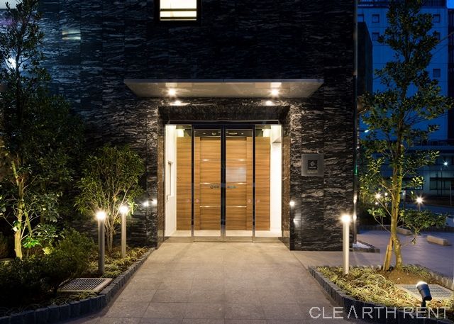 エントランス　御影石の重厚な雰囲気と緑が迎えてくれる上質なエントランス。