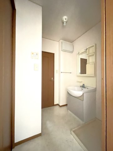 洗面設備　※同タイプ・別室の写真になります。